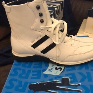 🔥🔥🔥NWT Sketchers high top leather sneakers never worn